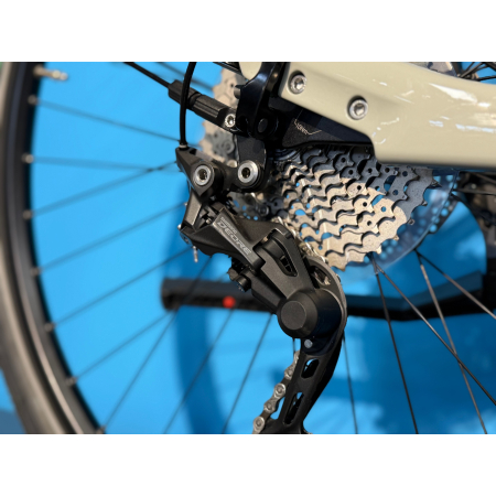 rower elektryczny Winora Tria 10 w kolorze szarym 28 z przerzutką tylną Shimano Deore